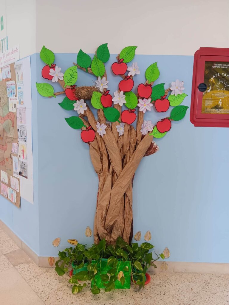 “Punta in alto, tendi i tuoi rami verso il sole… SII UN ALBERO!”: l’Albero della Comunità dà il benvenuto al nuovo anno scolastico